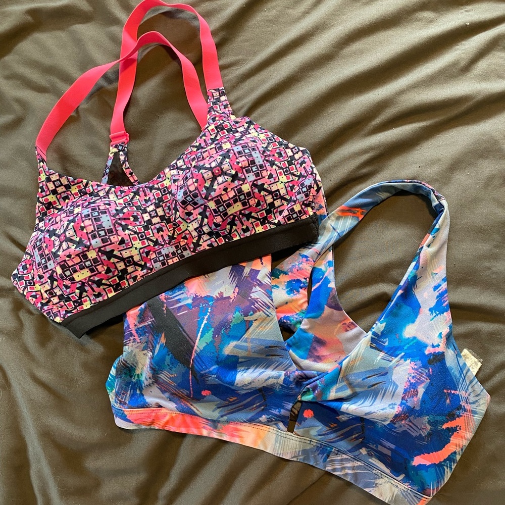 2 sports bras. Fabletics and Victoria sport
